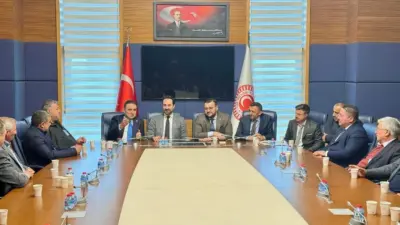 AK Parti Sarıgöl İlçe Başkanı Nihat Demirci, mahalle muhtarlarıyla birlikte