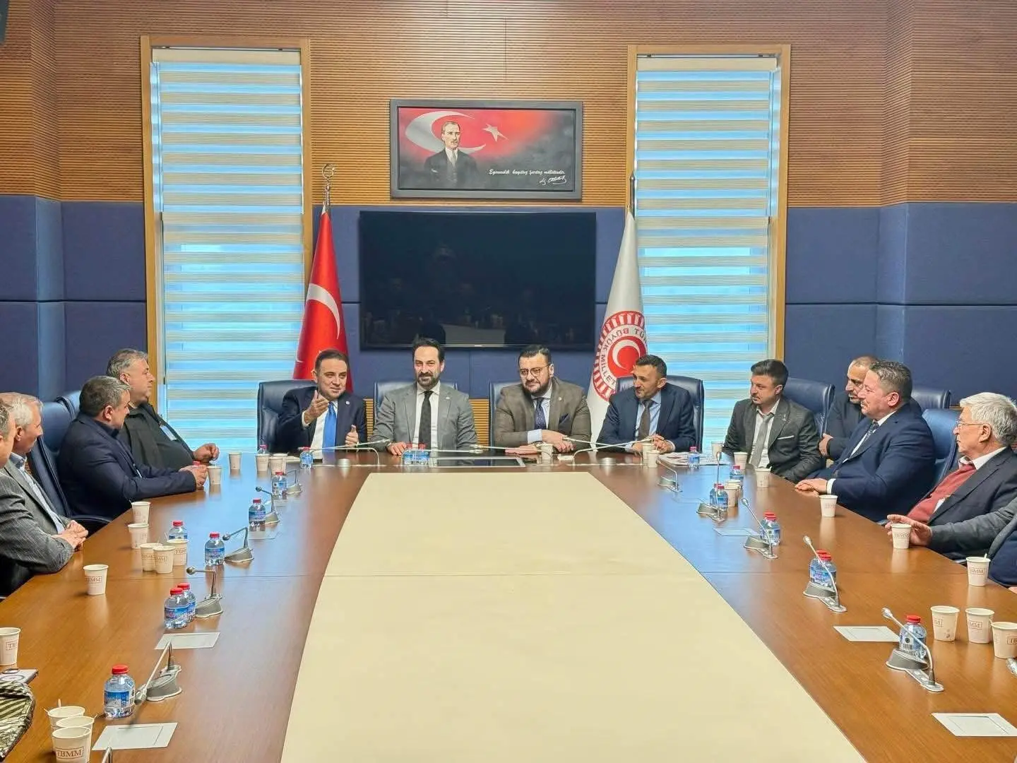 AK Parti Sarıgöl İlçe Başkanı Nihat Demirci, mahalle muhtarlarıyla birlikte