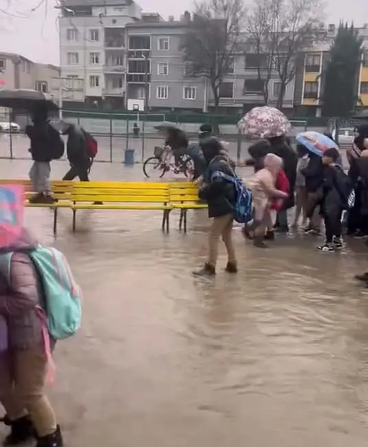 Bursa’nın İnegöl ilçesinde de fırtına ve sağanak yağış etkili oldu.