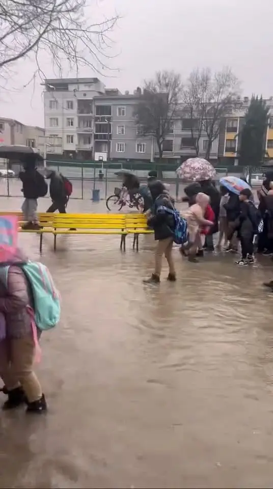 Bursa’nın İnegöl ilçesinde de fırtına ve sağanak yağış etkili oldu.