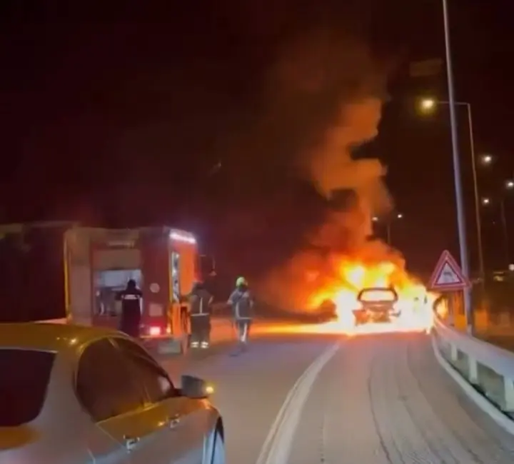 Bursa’da bir otomobilin motorunda seyir halindeyken yangın çıktı, Alev topuna