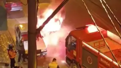 Bursa’da akşam saatlerinde seyir halindeki bir otomobilde önce dumanlar çıktı,