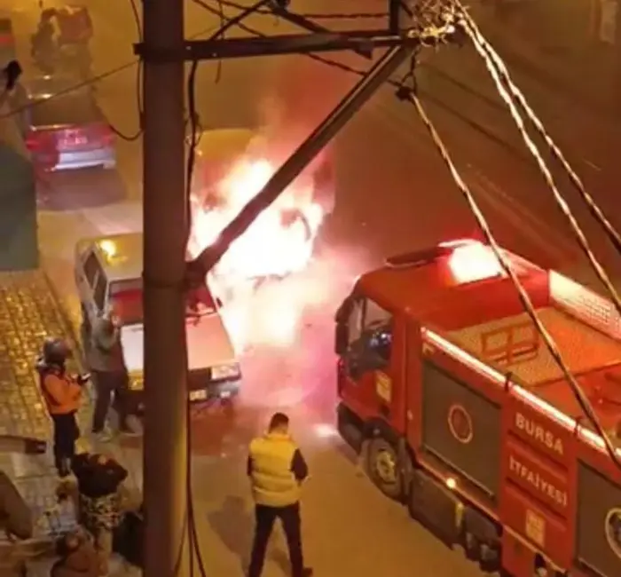 Bursa’da akşam saatlerinde seyir halindeki bir otomobilde önce dumanlar çıktı,