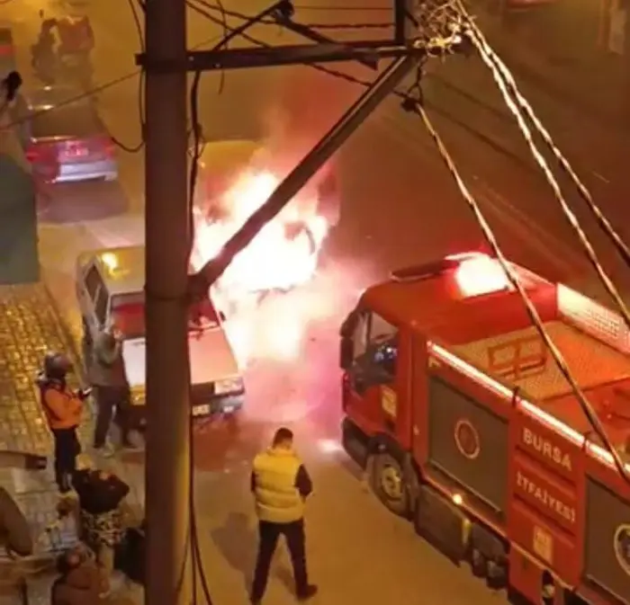 Bursa’da akşam saatlerinde seyir halindeki bir otomobilde önce dumanlar çıktı,