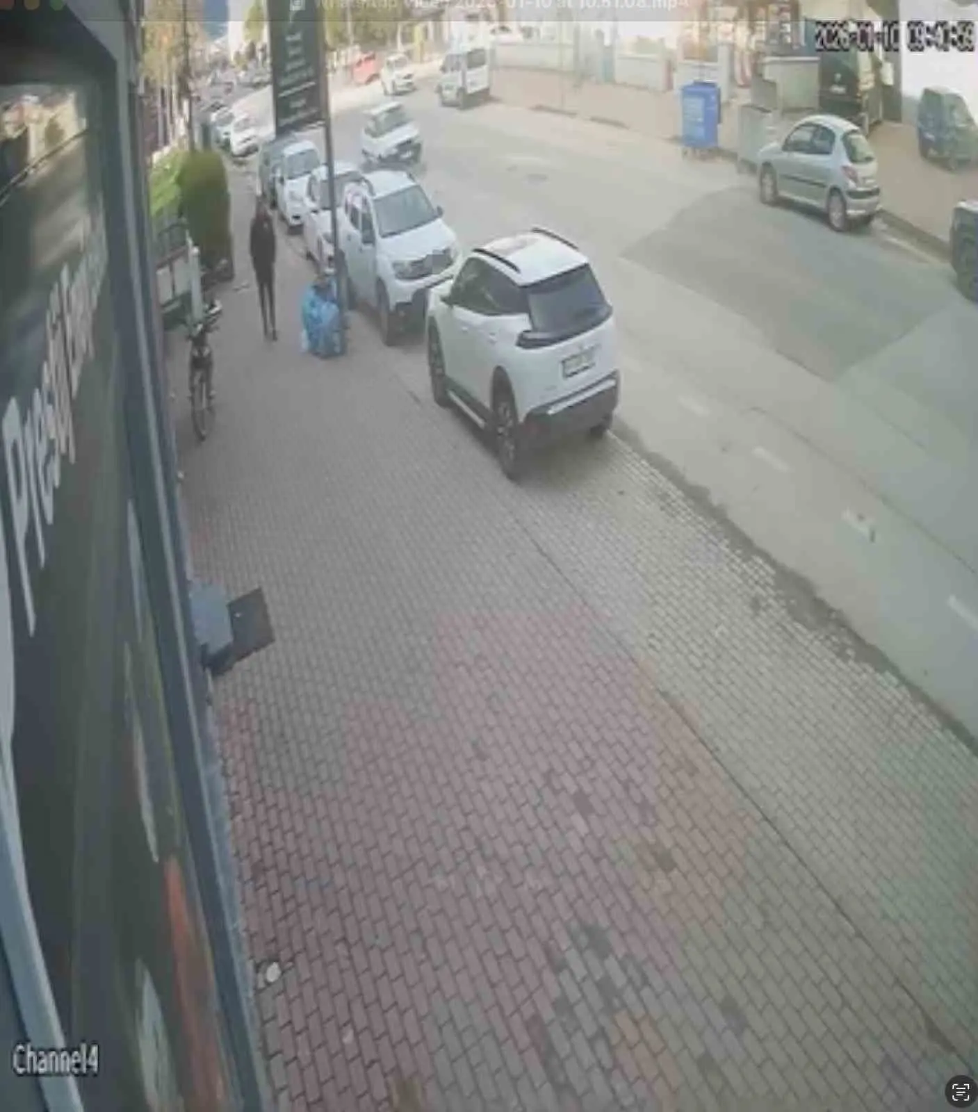 Bursa’nın İnegöl ilçesinde etkili olan şiddetli lodos, tehlikeli anlara neden