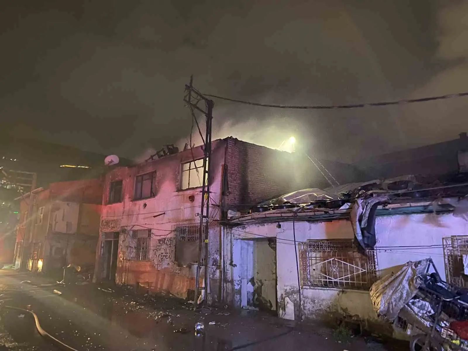 Bursa’da iki katlı evde sobadan çıkan yangında 2 kadın dumandan