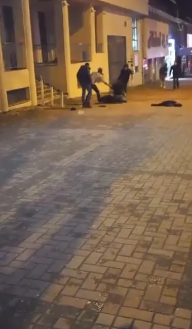 Bursa’nın Osmangazi ilçesinde 2 genç, sokak ortasındaki kavgada çakıyla birbirlerini