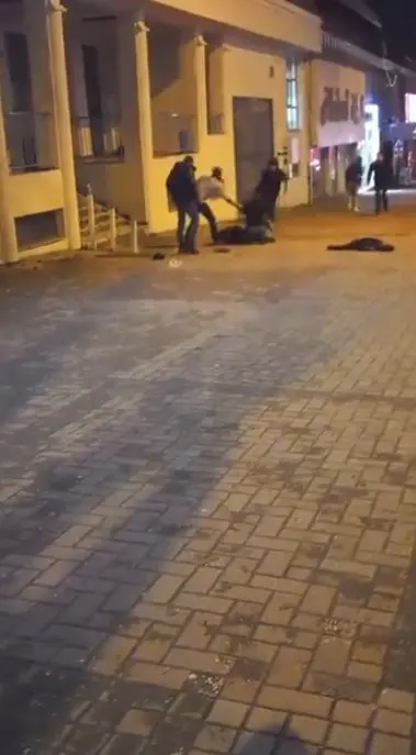 Bursa’nın Osmangazi ilçesinde 2 genç, sokak ortasındaki kavgada çakıyla birbirlerini