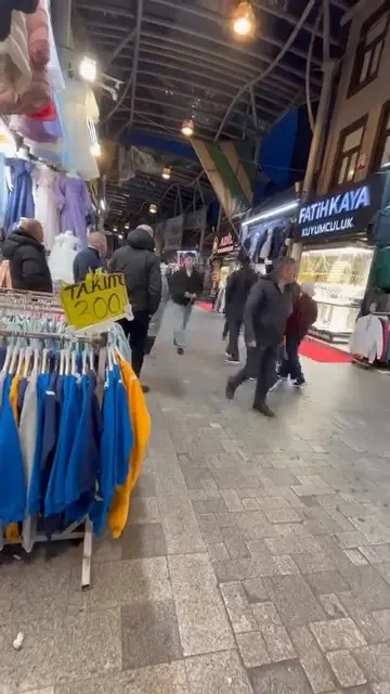 Bursa’da etkili olan şiddetli rüzgar, Tarihi Kapalı Çarşı’daki iş yerlerinin