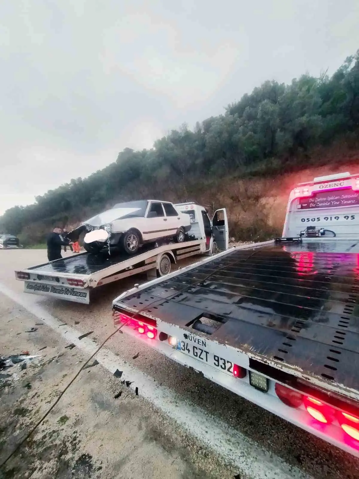 Tirilye-Mudanya yolu üzerindeki Özge Sitesi önünde bulunan keskin virajda iki