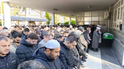 Bursa’nın İnegöl ilçesinde faaliyet gösteren kereste fabrikasında tomrukları taşıdığı vincin