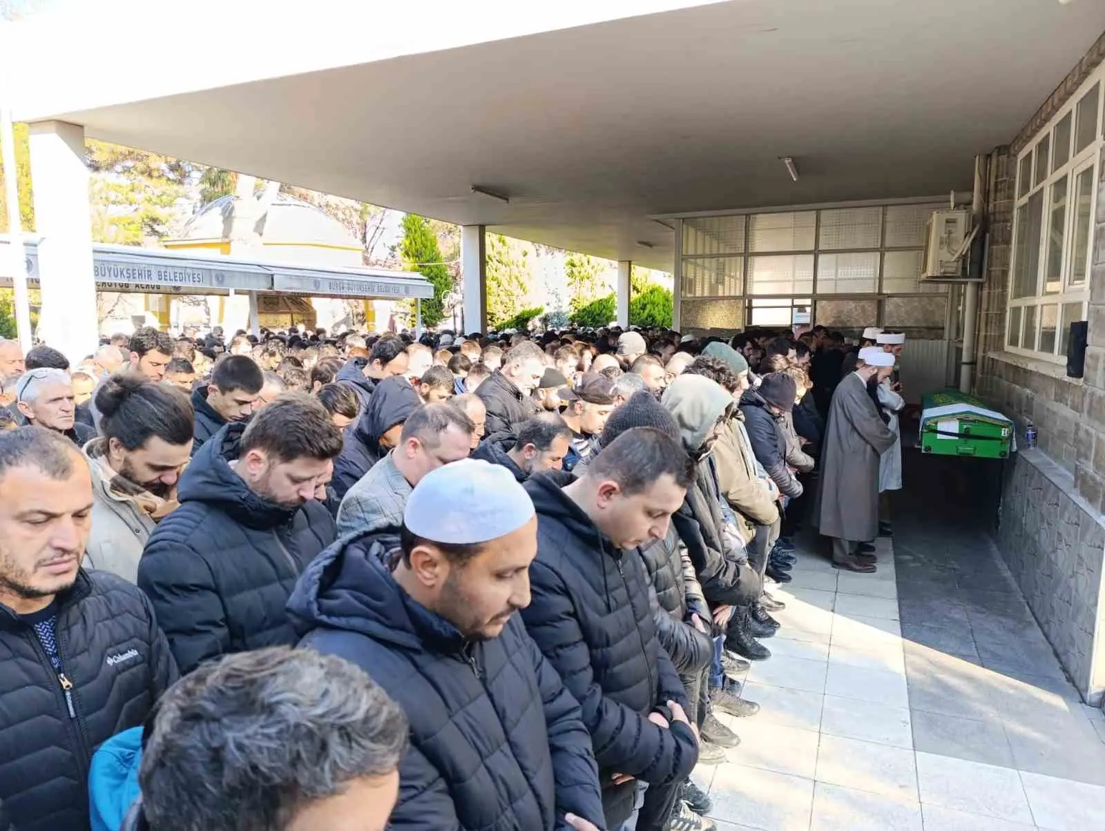 Bursa’nın İnegöl ilçesinde faaliyet gösteren kereste fabrikasında tomrukları taşıdığı vincin