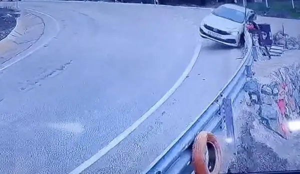 Uludağ yolundan şehir merkezine seyreden bir otomobil virajı alamayarak bariyerlere
