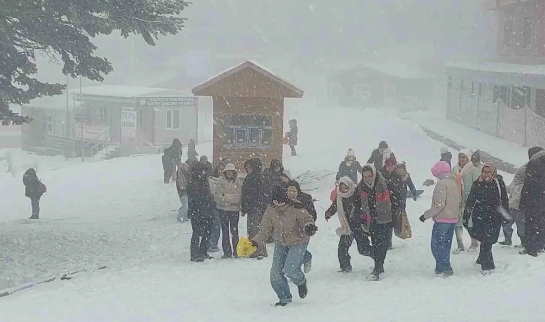 Türkiye’de kış turizminin önemli merkezlerinden Uludağ’da kar kalınlığı, 60 santimetreyi