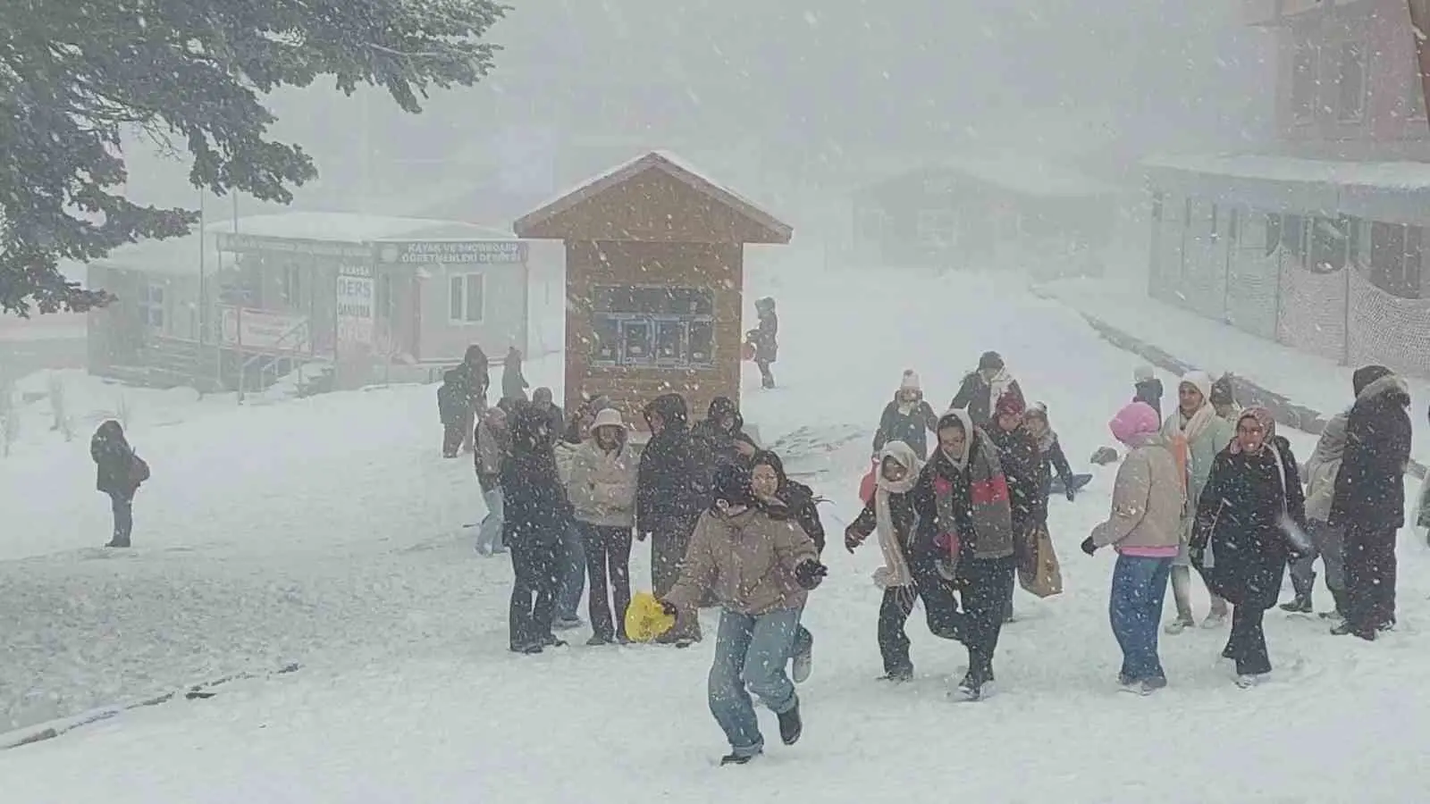 Türkiye’de kış turizminin önemli merkezlerinden Uludağ’da kar kalınlığı, 60 santimetreyi