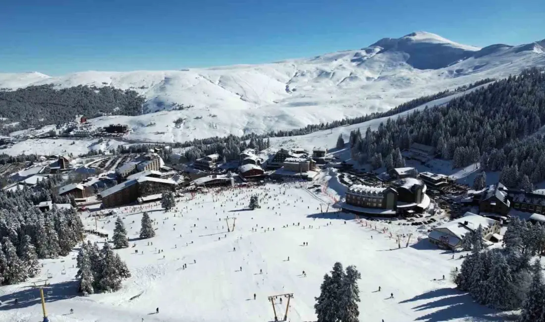 Kış turizminin önemli merkezlerinden Uludağ, sömestr yoğunluğuyla birlikte büyüleyici görüntülere