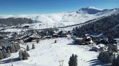 Kış turizminin önemli merkezlerinden Uludağ, sömestr yoğunluğuyla birlikte büyüleyici görüntülere