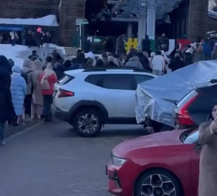 Kış turizminin önemli merkezlerinden Uludağ’da teleferiği kullanmak isteyen vatandaşlar uzun