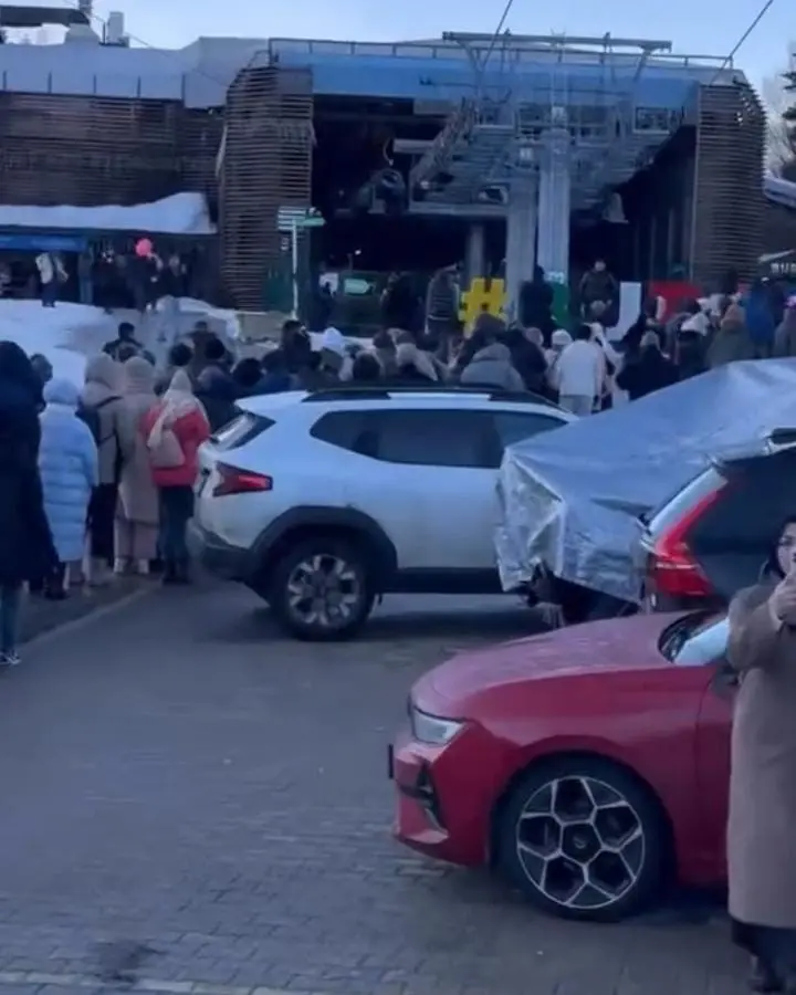 Kış turizminin önemli merkezlerinden Uludağ’da teleferiği kullanmak isteyen vatandaşlar uzun