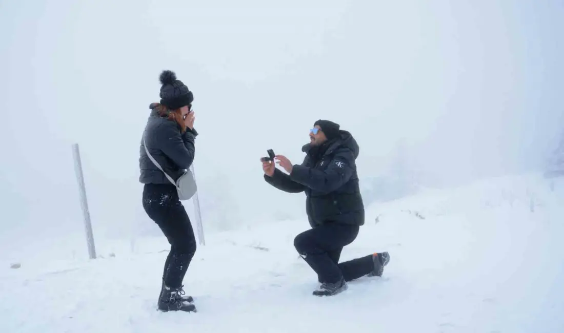 Kış turizminin gözdesi Uludağ, 2026 yılının ilk saatlerinde romantizmin zirveye