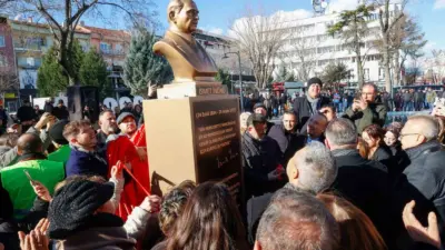 Uşak’ta İsmet Paşa Caddesi’nde belediye tarafından yaptırılan İsmet İnönü büstünün