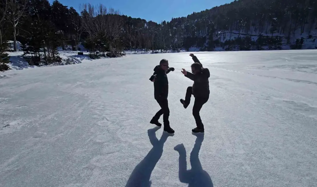 Bursalı dağcı yıllar önce başlattığı buz tutan göle girme geleneğini