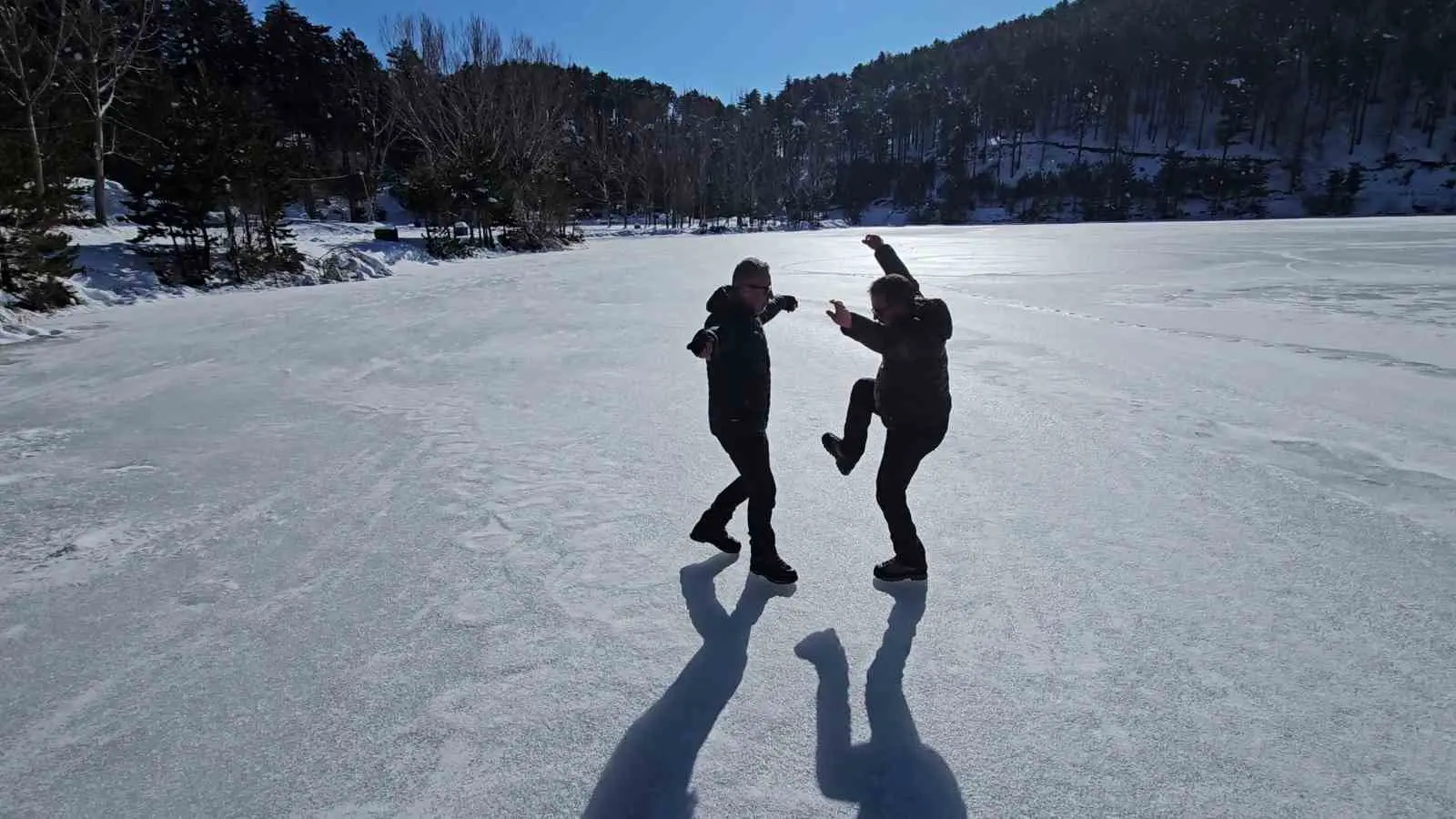 Bursalı dağcı yıllar önce başlattığı buz tutan göle girme geleneğini