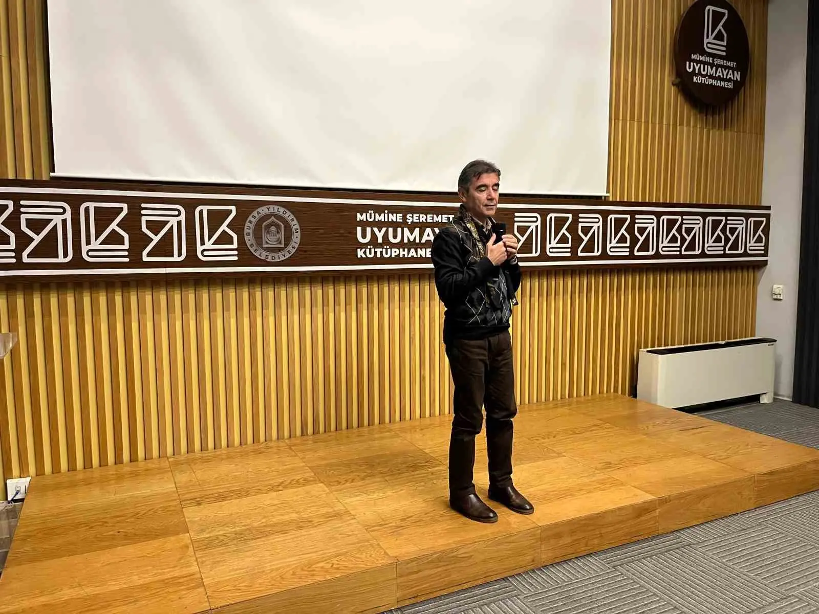 Yıldırım belediyesi tarafından düzenlenen yazı atölyesini başarıyla tamamlayan katılımcılar sertifikalarına