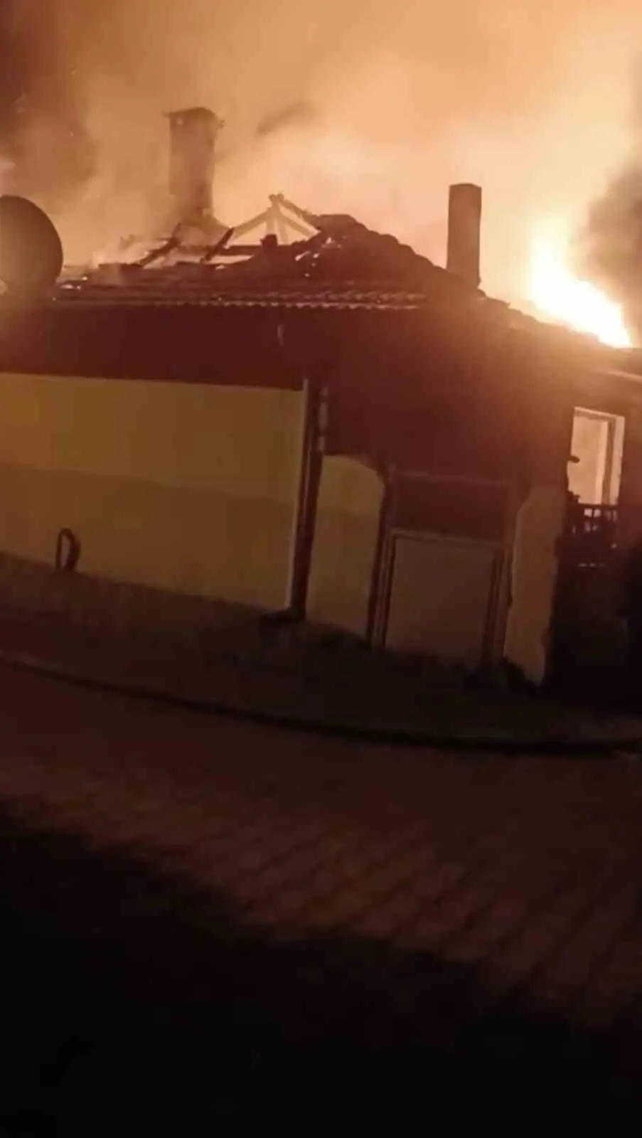 Bursa’nın Karacabey ilçesinde yılbaşı gecesi bir köy evinde çıkan yangın