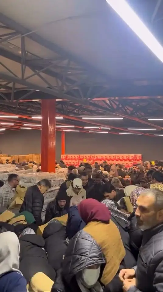 Bursa’nın İnegöl ilçesinde yeni açılan bir mağazanın indirim kampanyası yoğun