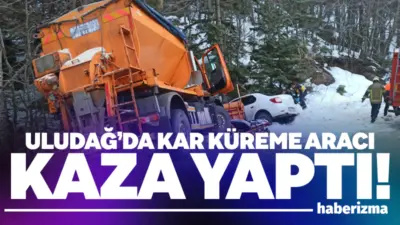 Bursa’da kontrolden çıkan kar küreme aracı ile otomobilin çarpışması sonucu