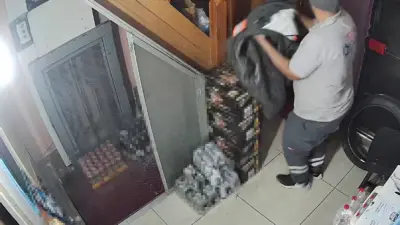 Antalya’da samimiyet kurduğu bir iş yerinden yüklü miktarda sigara ve