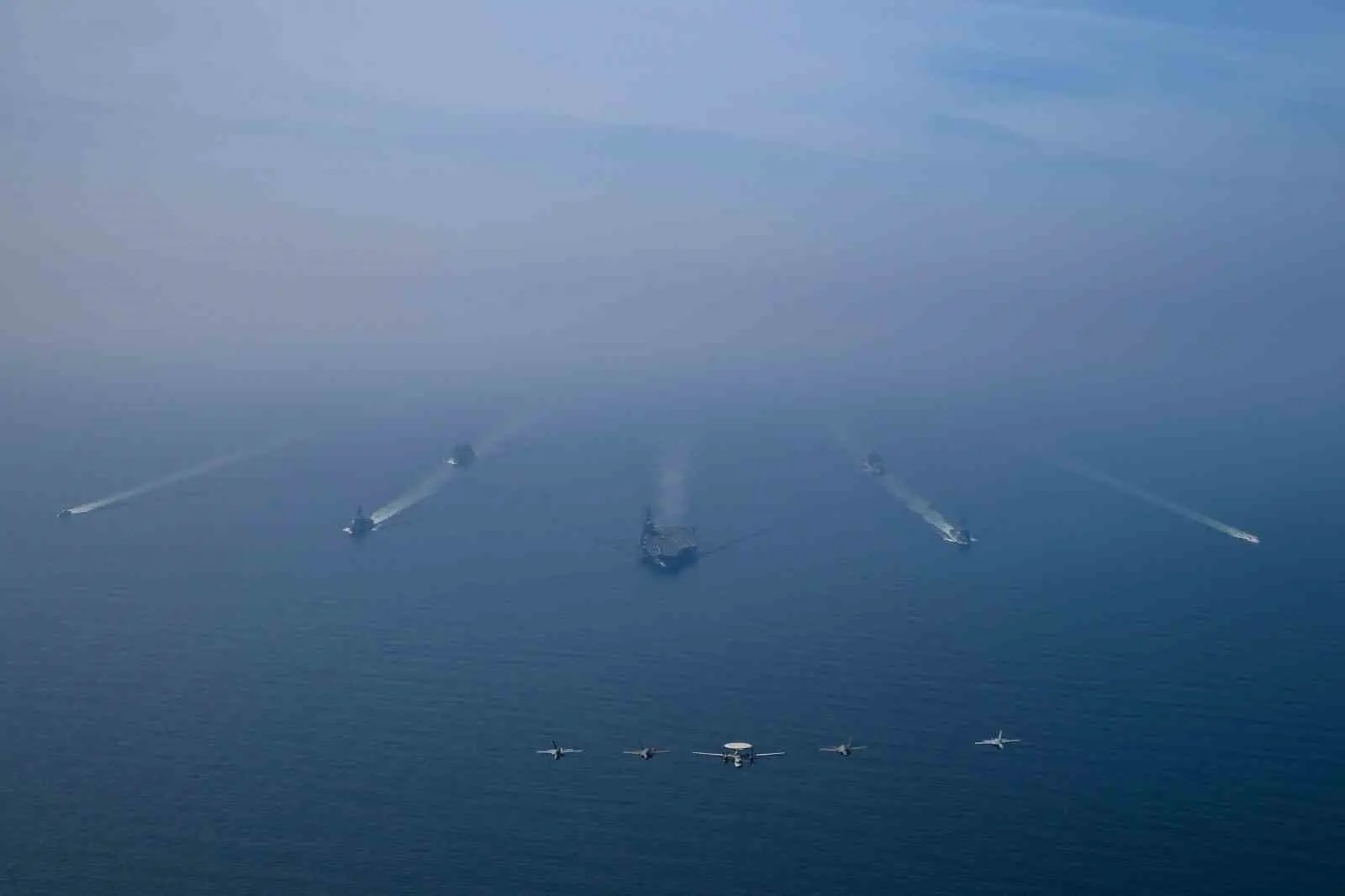 ABD Merkez Kuvvetler Komutanlığı’ndan (CENTCOM) yapılan açıklamada, “Abraham Lincoln Uçak