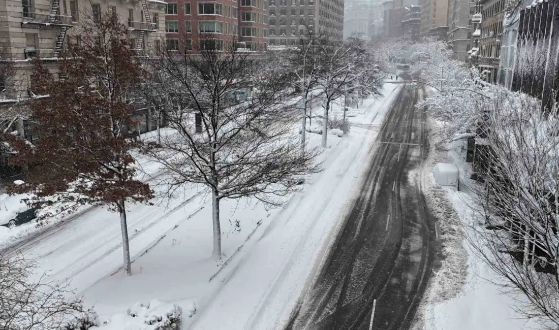 ABD’nin kuzeydoğusunu vuran kar fırtınası hayatı durma noktasına getirirken, 10