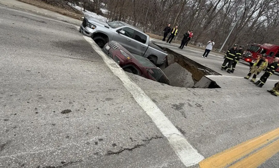 ABD’nin Nebraska eyaletinde kırmızı ışıkta bekleyen iki araç, yolun aniden