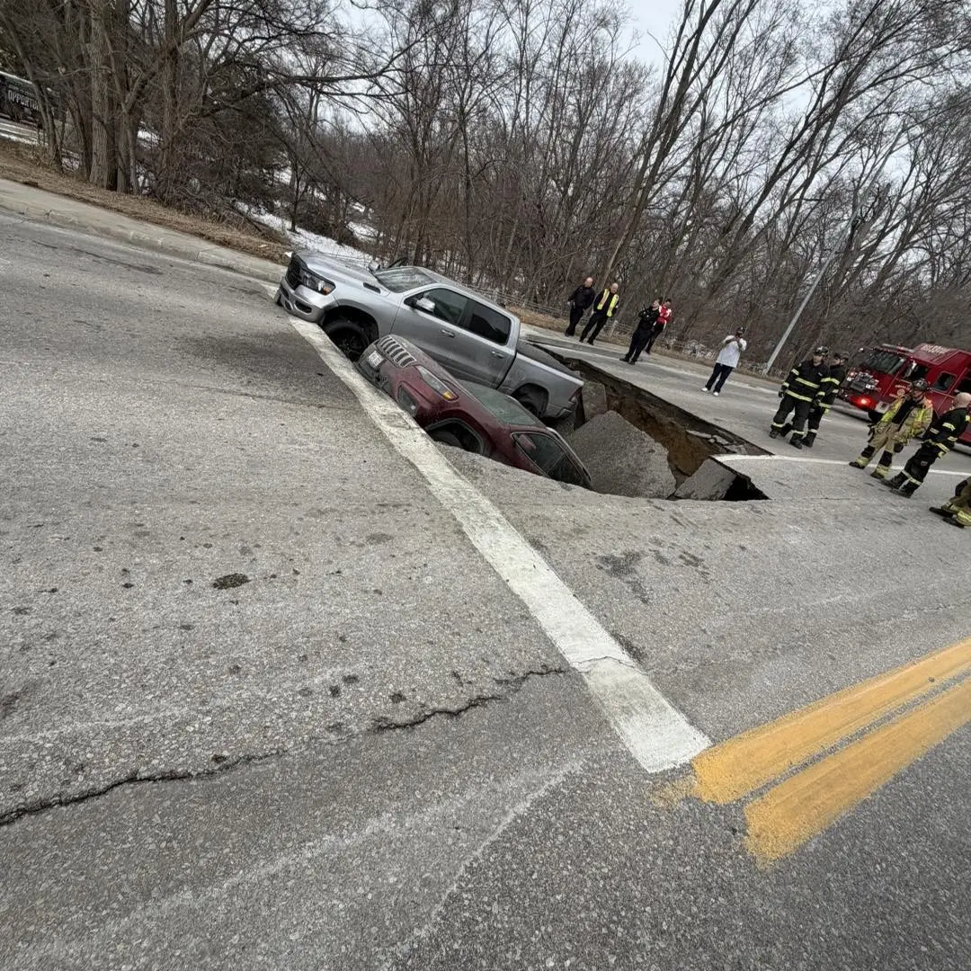 ABD’nin Nebraska eyaletinde kırmızı ışıkta bekleyen iki araç, yolun aniden