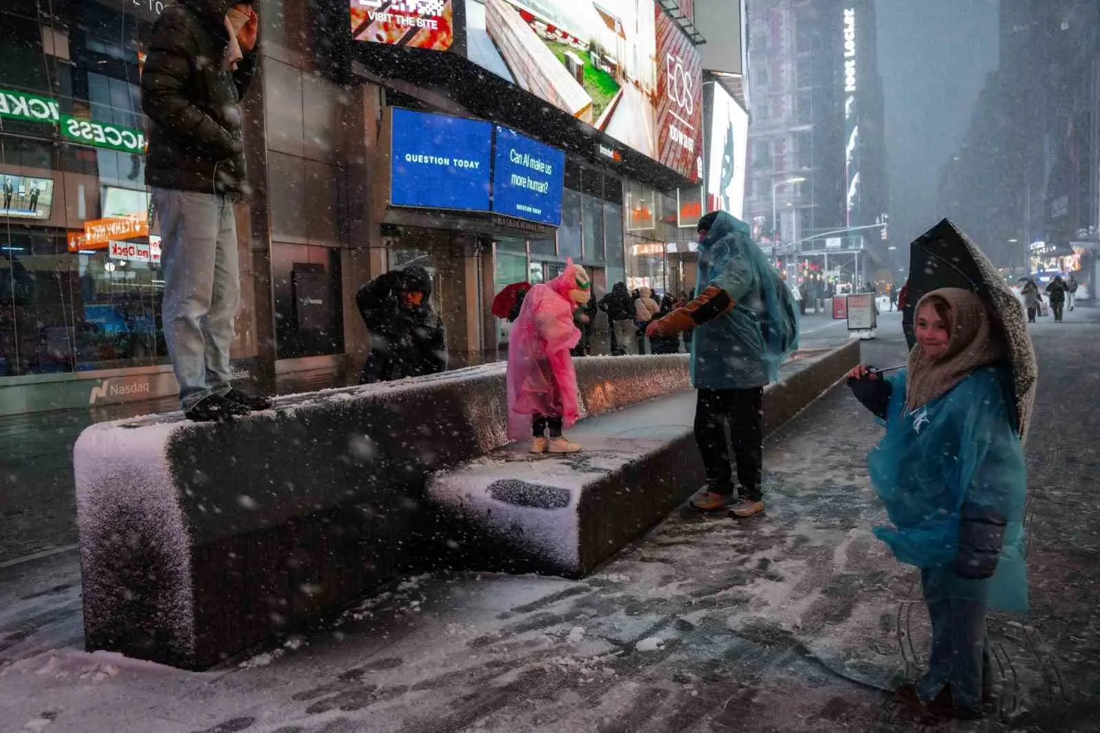 ABD’nin kuzeydoğusunda etkili olan şiddetli kar fırtınası New York ve