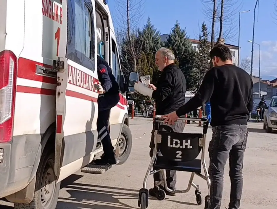 Bursa’nın İnegöl ilçesinde motorlu testere ile ağaç budayan yaşlı adam