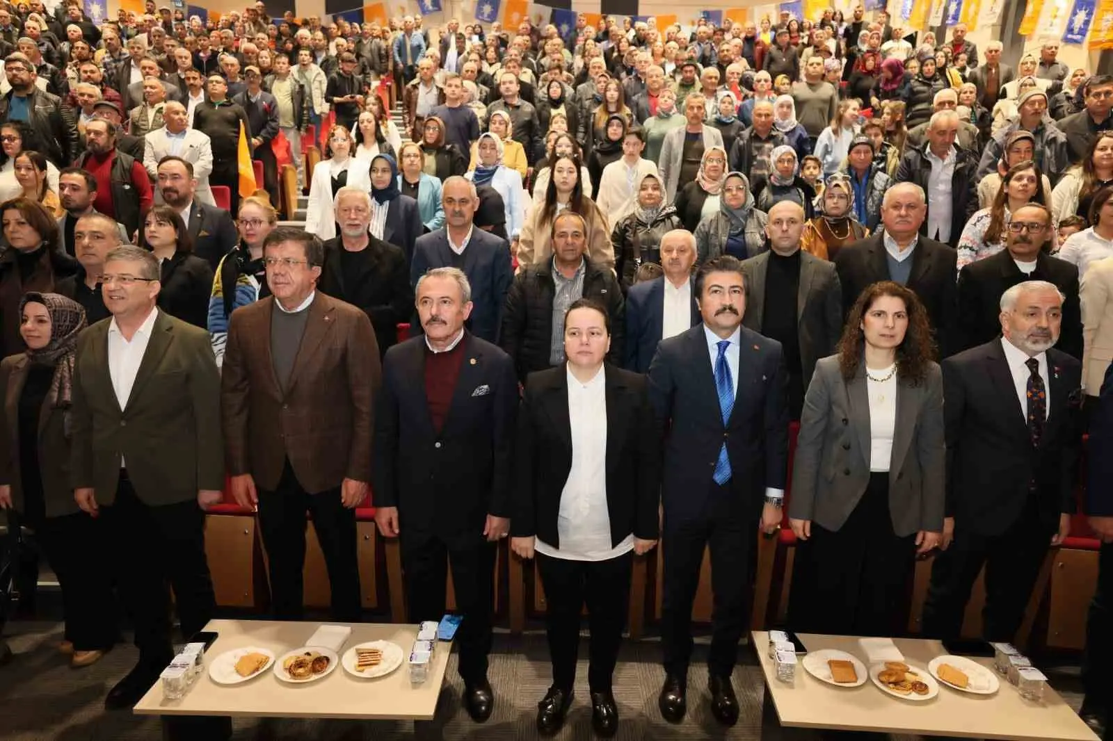 Acıpayam’da düzenlenen AK Parti Genişletilmiş İlçe Danışma Toplantısı’nda teşkilat mensupları