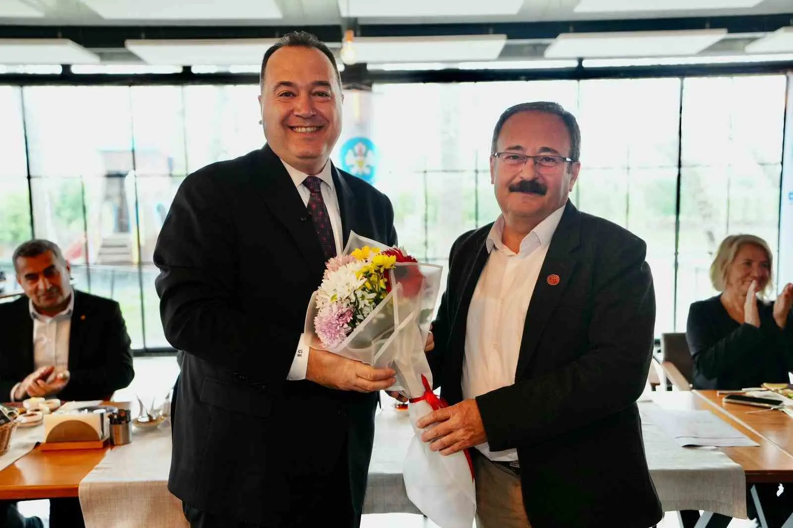 Manisa Büyükşehir Belediye Başkanı Besim Dutlulu, Akhisar’da mahalle muhtarları ve