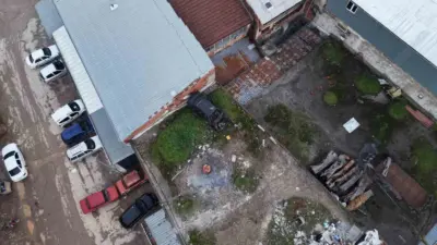 Bursa’nın İnegöl ilçesinde bir traktör tamircisinin çatısında bulunan hurda araç,