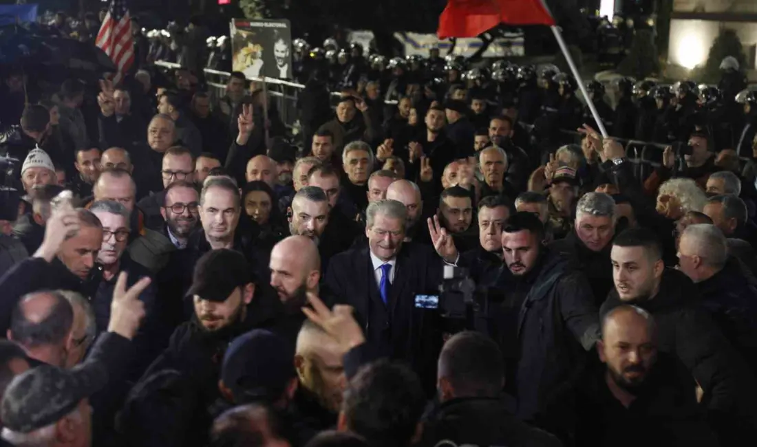 Arnavutluk’ta Başbakan Edi Rama hükümetini yolsuzlukla suçlayan binlerce gösterici başkent