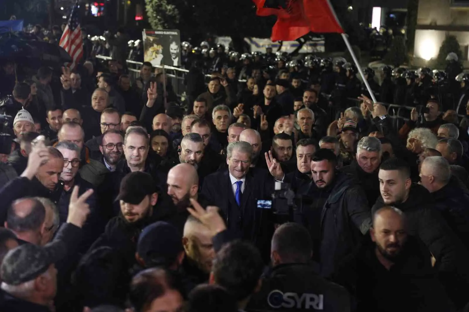 Arnavutluk’ta Başbakan Edi Rama hükümetini yolsuzlukla suçlayan binlerce gösterici başkent