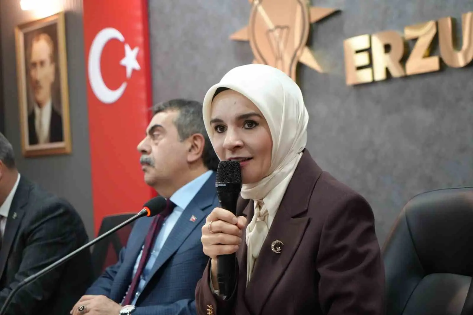 Aile ve Sosyal Hizmetler Bakanı Mahinur Özdemir Göktaş, deprem bölgesinde