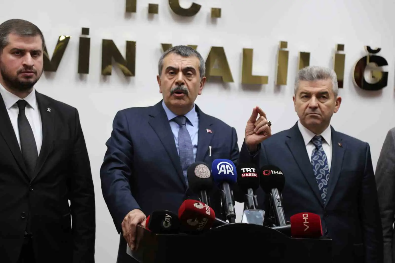 Milli Eğitim Bakanı Yusuf Tekin, CHP Genel Başkanı Özgür Özel’e