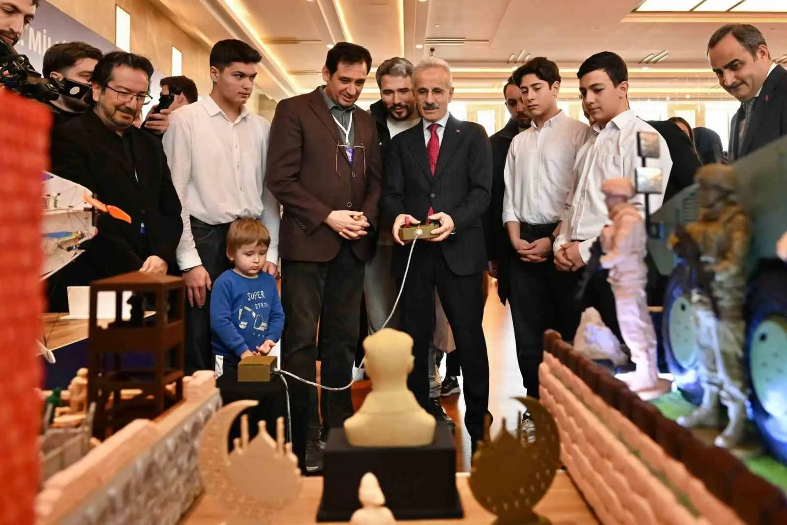 Ulaştırma ve Altyapı Bakanı Abdulkadir Uraloğlu, “Çocuklarımız internet ortamında ve