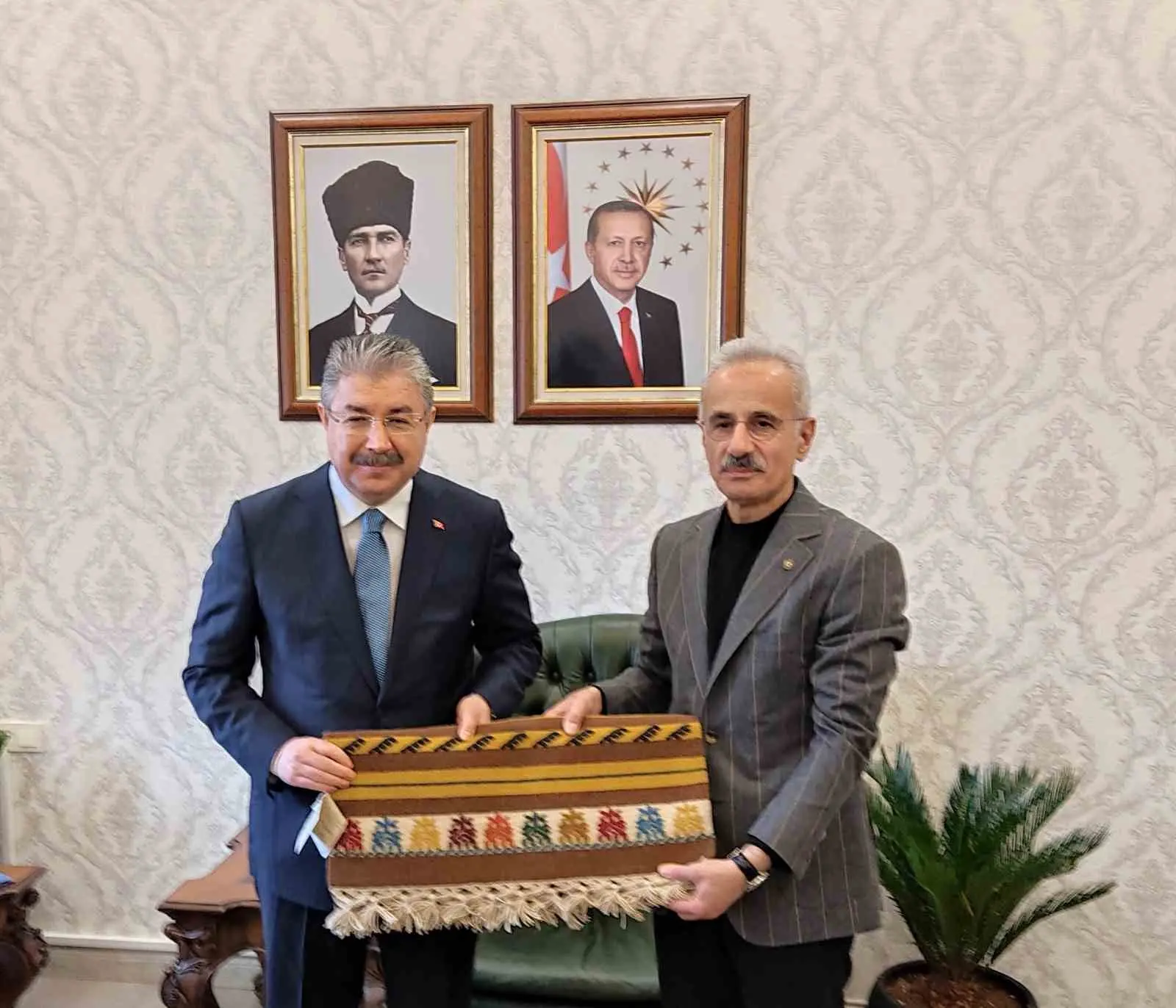 Ulaştırma ve Altyapı Bakanı Abdulkadir Uraloğlu, Eskişehir Valiliği’ne ziyarette bulundu.