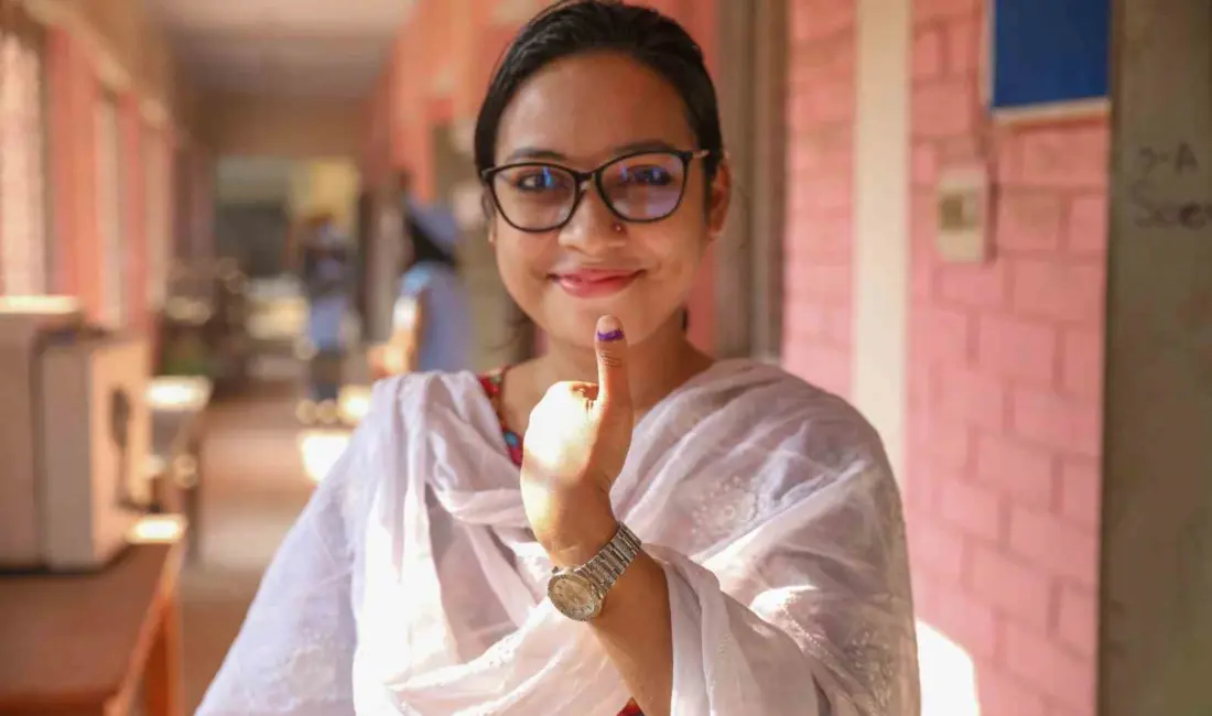 Bangladeş’te halk, Başbakan Şeyh Hasina’nın istifa ederek kaçmasına neden olan