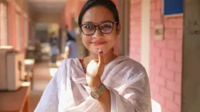 Bangladeş’te halk, Başbakan Şeyh Hasina’nın istifa ederek kaçmasına neden olan