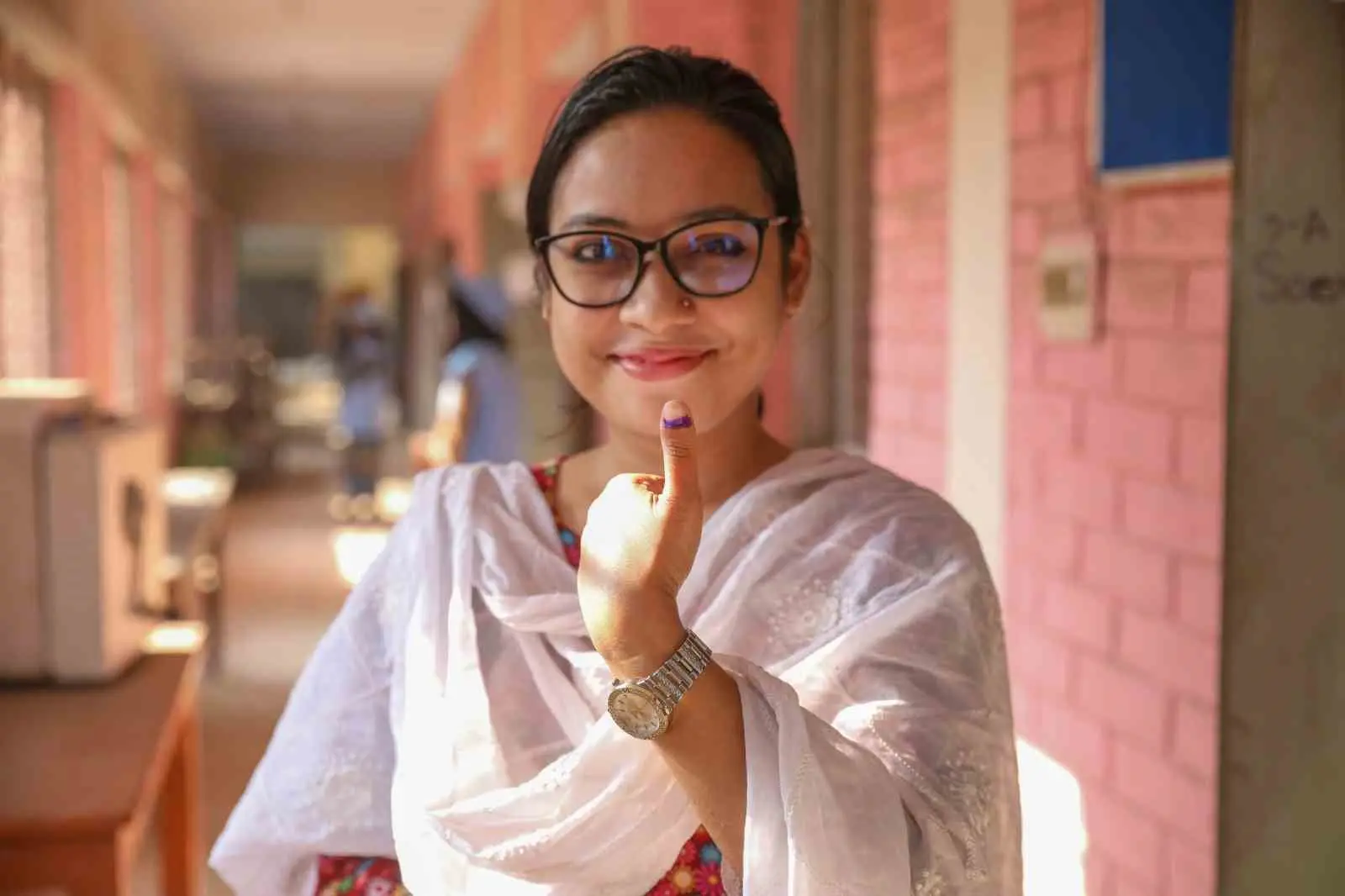 Bangladeş’te halk, Başbakan Şeyh Hasina’nın istifa ederek kaçmasına neden olan